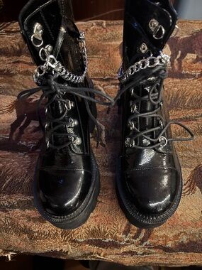 Source Unknown Black Patent Lace-Up Combat Boots with Silver Chain